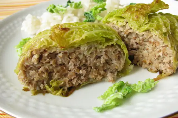 Chou farci recette traditionnelle, un plat réconfortant avec une farce généreuse et des feuilles de chou tendres, servi avec du riz.