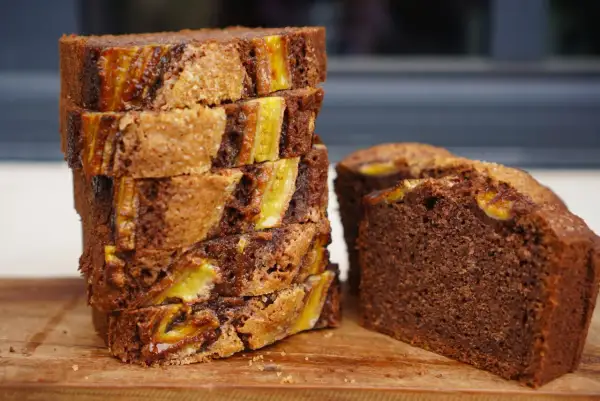 Délicieux banana bread chocolat, une recette gourmande avec des morceaux de banane fondants. Parfait pour le goûter !